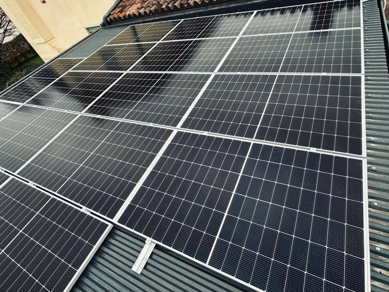Dettaglio dei moduli fotovoltaici montati su lamiera