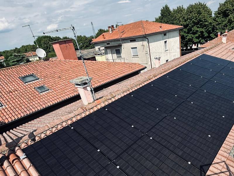 Moduli fotovoltaici neri su un tetto in coppi, impianto realizzato da ITA GROUP