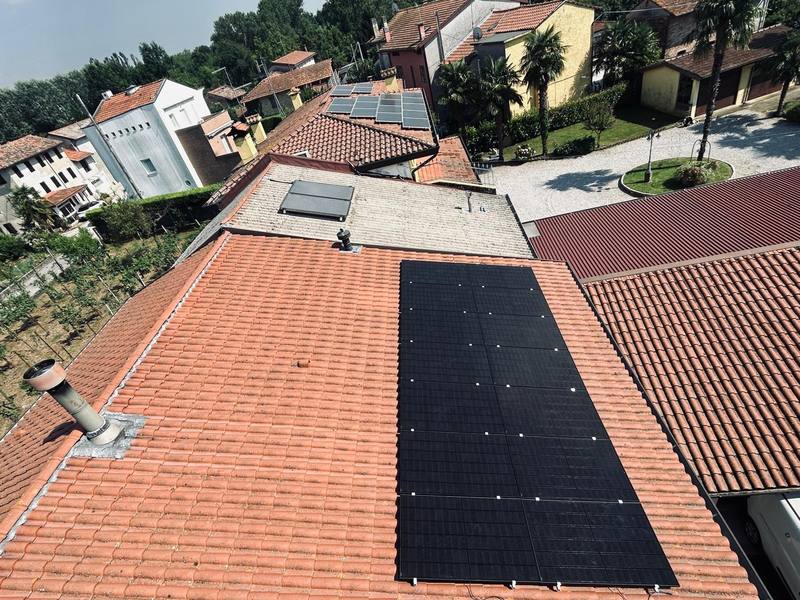Moduli neri su tetto a coppi in un centro abitato